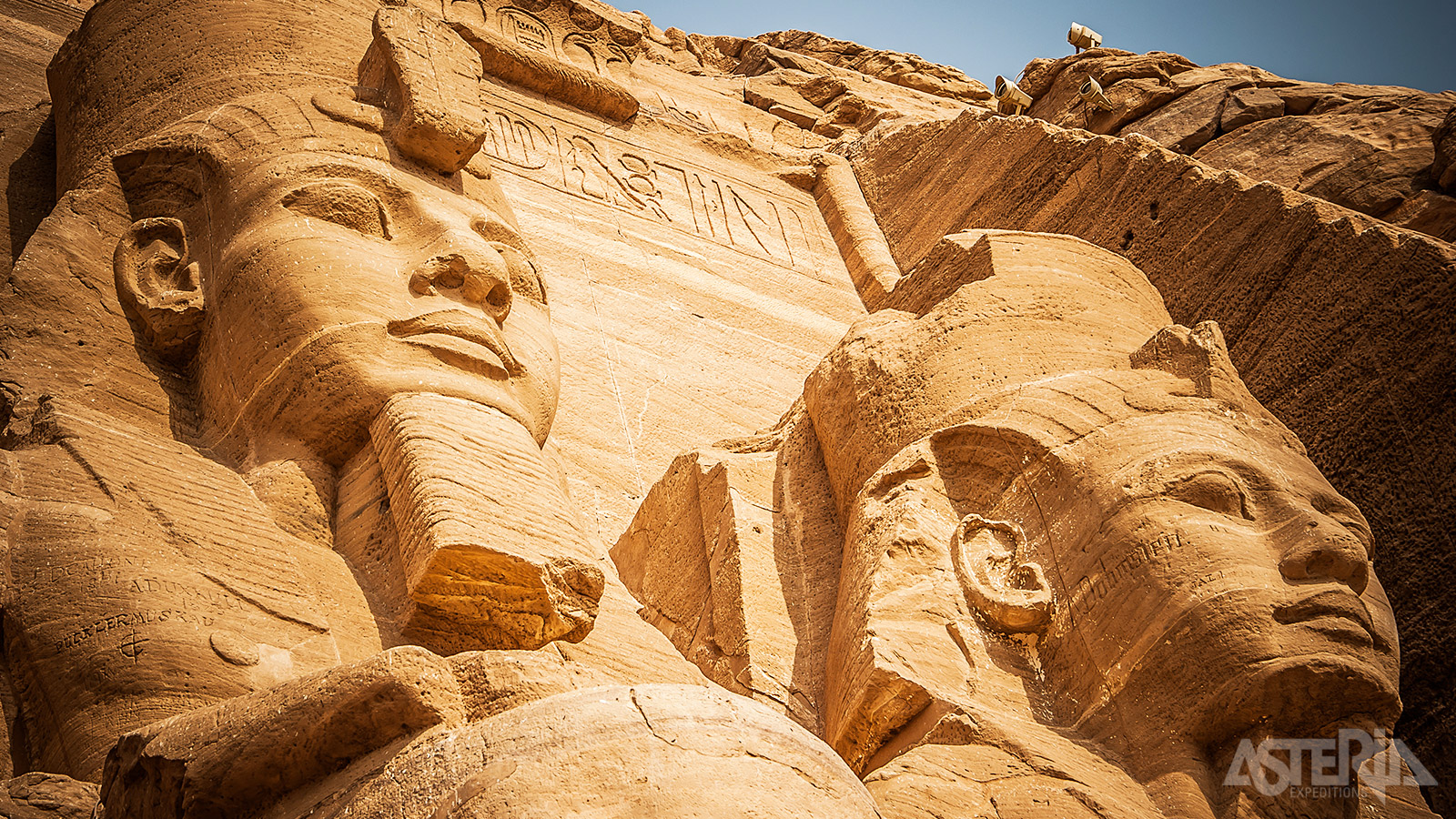 De 2 tempels werden uit een berg gehouwen in opdracht van Ramses II om zichzelf en zijn koningin Nefertari te eren