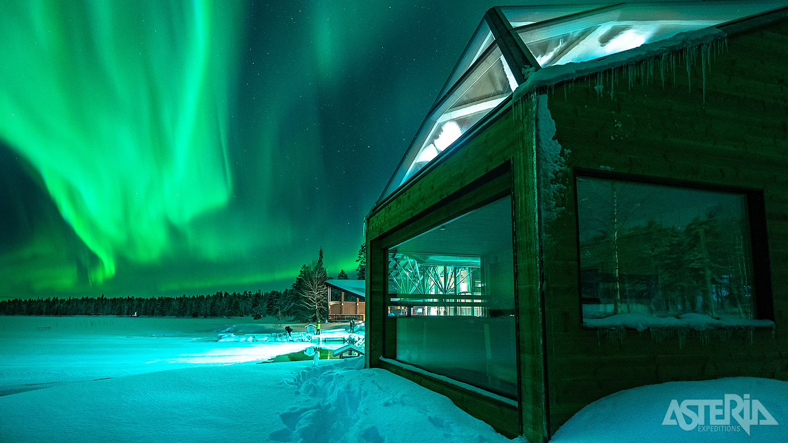 Facultatief kan je kiezen voor een onvergetelijke nacht in de wellness en luxe van een Arctic Firefox Lodge