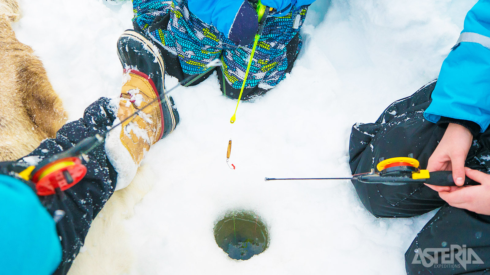IJsvissen, waarbij men vis probeert te vangen met een vishaak door een gat in het ijs, is eigenlijk kinderspel