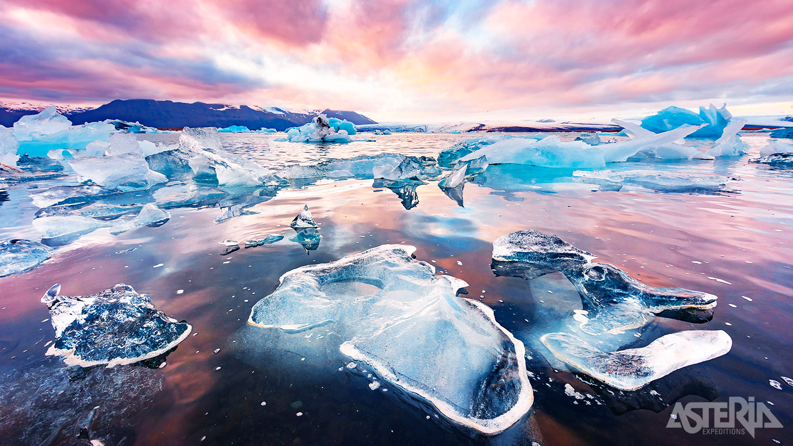 Het Jökulsárlón-glestsjermeer is het jaar rond bezaaid met fotogenieke ijsbergen die traag hun weg naar de zee vinden