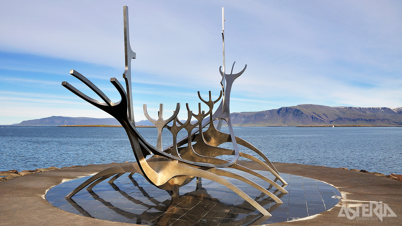 De Sun Voyager is een iconisch beeld uit 1990 werd ontworpen om de 200ste verjaardag van de IJslandse hoofdstad te vieren