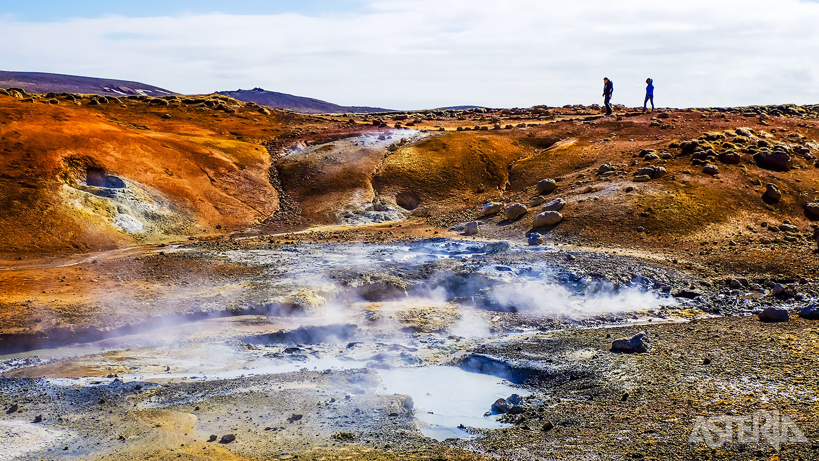 Krýsuvík, ook wel Seltún genoemd, is het actiefste hetebronnengebied van Zuidwest-IJsland met fumarolen, modderpoelen en heetwaterbronnen