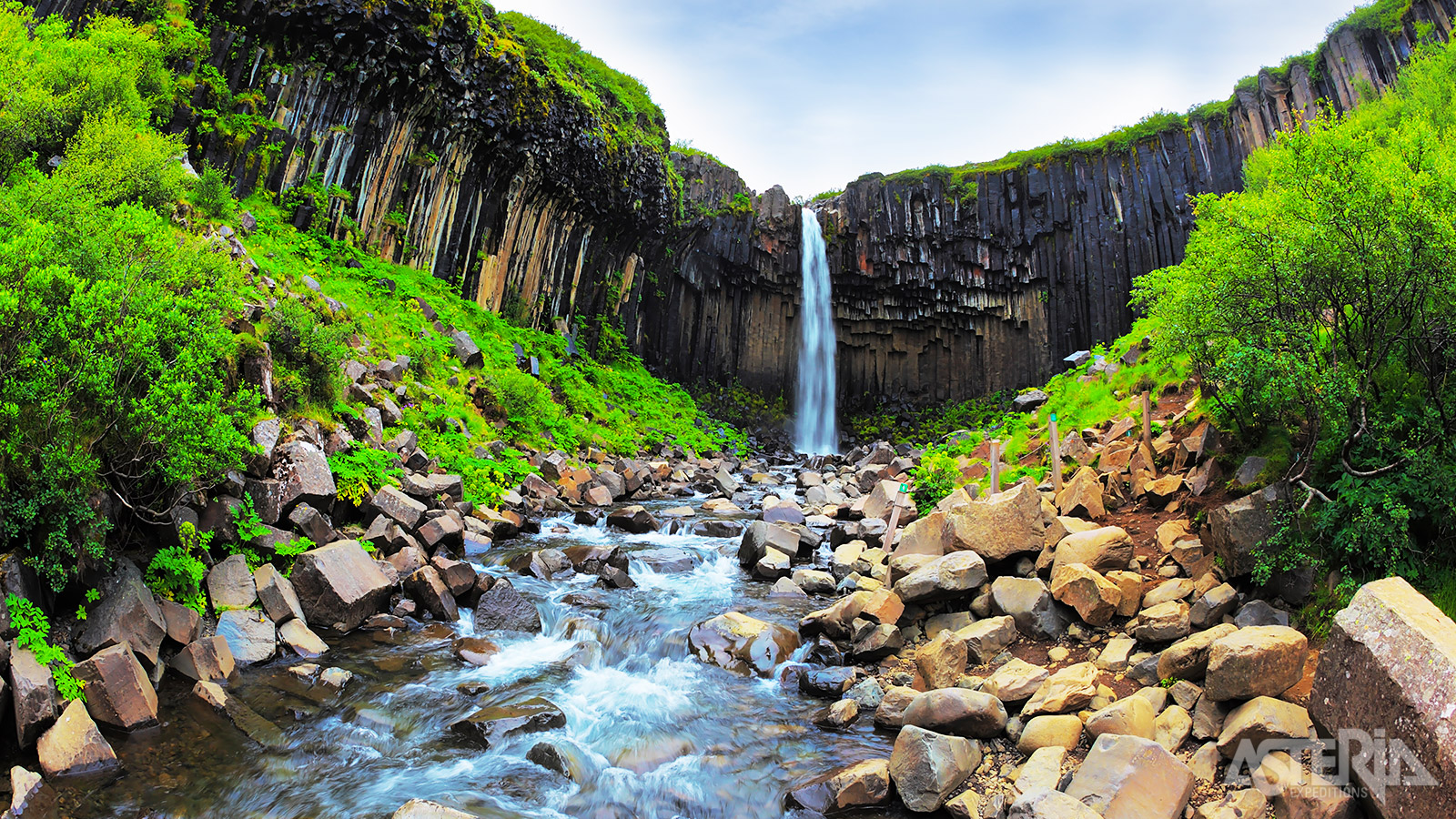 De Svartifoss waterval behoort tot de mooiste watervallen in IJsland door de imposante basaltblokken rond de waterval
