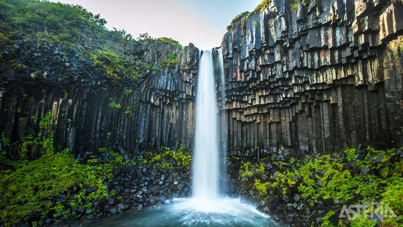 De Svartifoss of ’zwarte waterval’ is een mooie waterval van 20m hoog, die omgeven wordt door indrukwekkende kolommen van zwart basalt