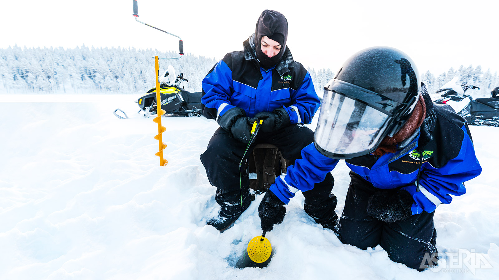 Tijdens een tocht met de sneeuwscooter  maak je even een stop op een bevroren meer om aan ijsvissen te doen