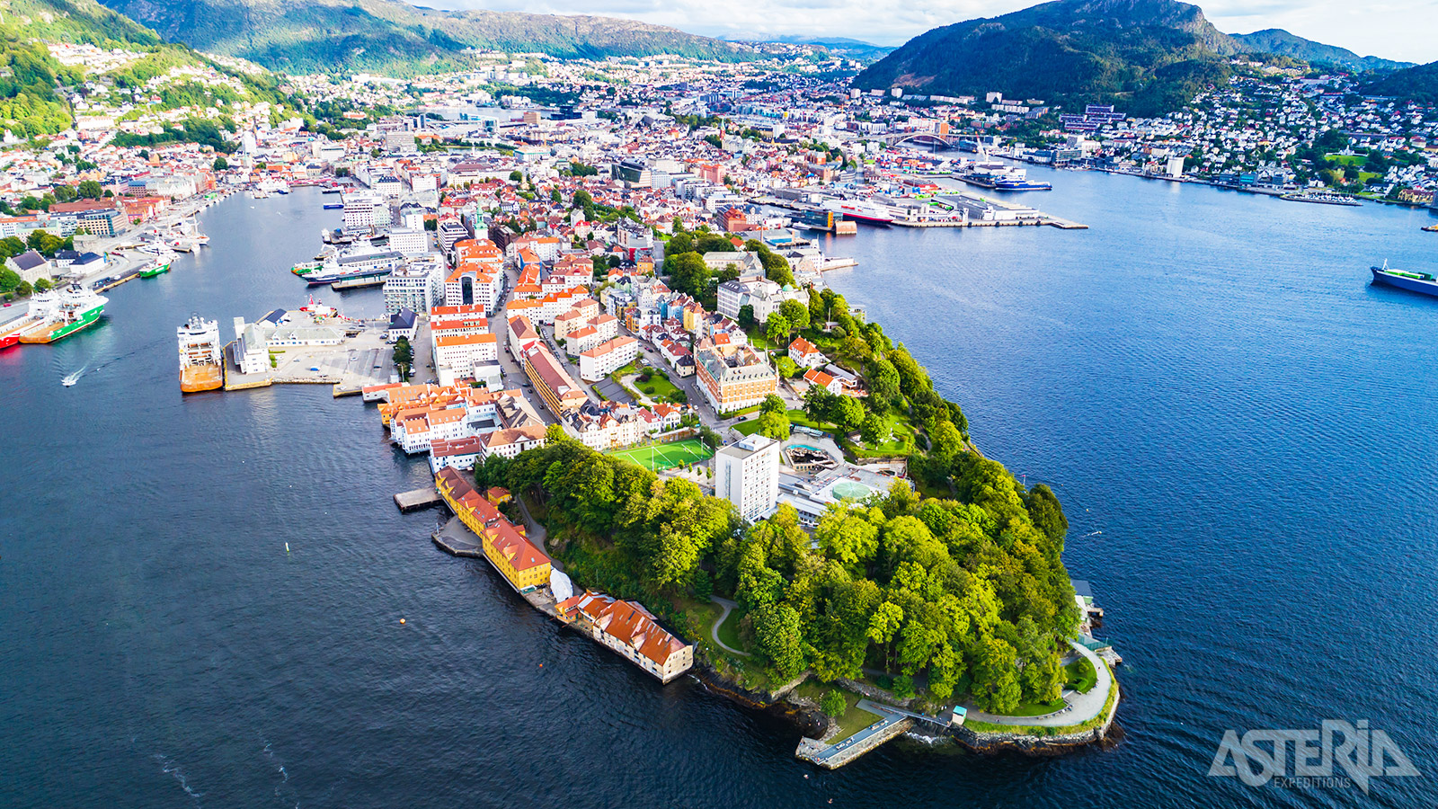 Bergen werd gesticht in 1070 en is geëvolueerd van middeleeuwse vissersstadje tot een bruisend toeristisch centrum