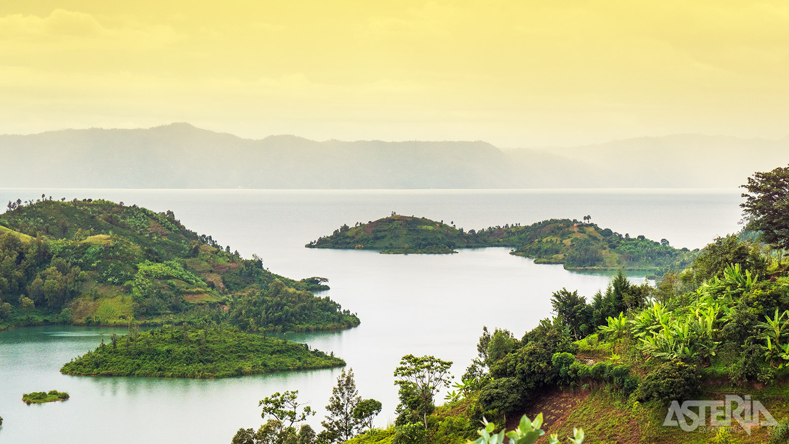 Lake Kivu is niet alleen het grootste zoetwatermeer van het Rwanda, maar markeert ook de natuurlijke grens met buurland D.R. Congo