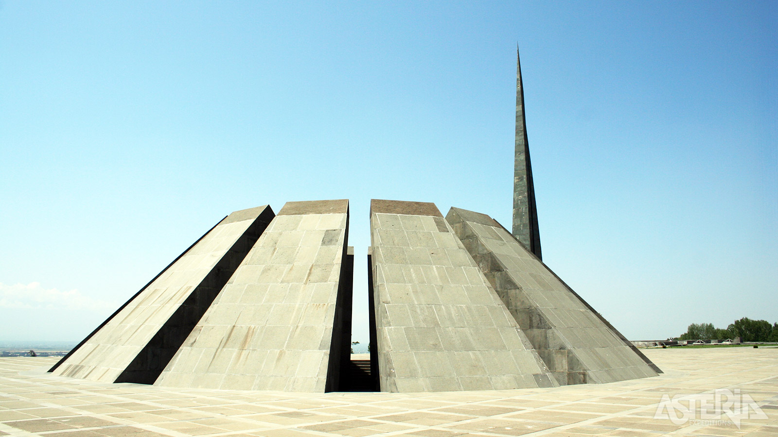 Het Genocide Monument, nationaal gedenkteken ter nagedachtenis van de anderhalf miljoen Armeniërs die omkwamen in 1915 tijdens de genocide