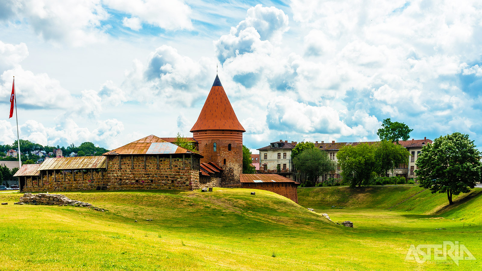 Het middeleeuwse Kaunas Kasteel in Litouwen, strategisch gelegen aan de samenvloeiing van de Nemunas en Neris, diende als verdediging tegen de kruisridders