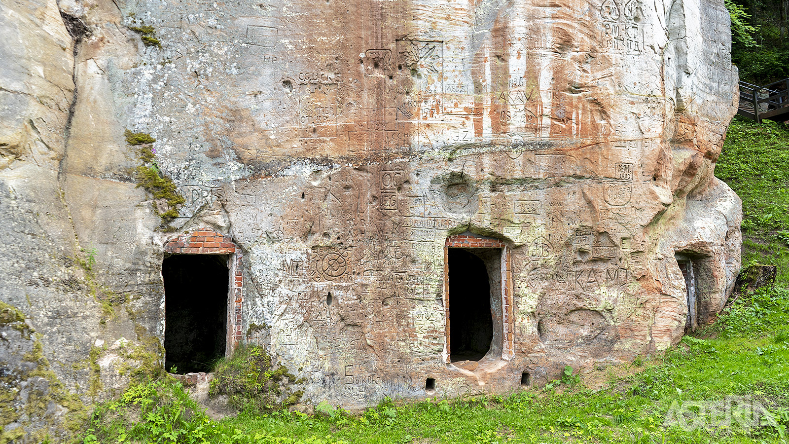 Het historisch grottenstelsel van Ligatne in Letland, werd vooral gebruikt voor het opslaan van wijn en voedsel?