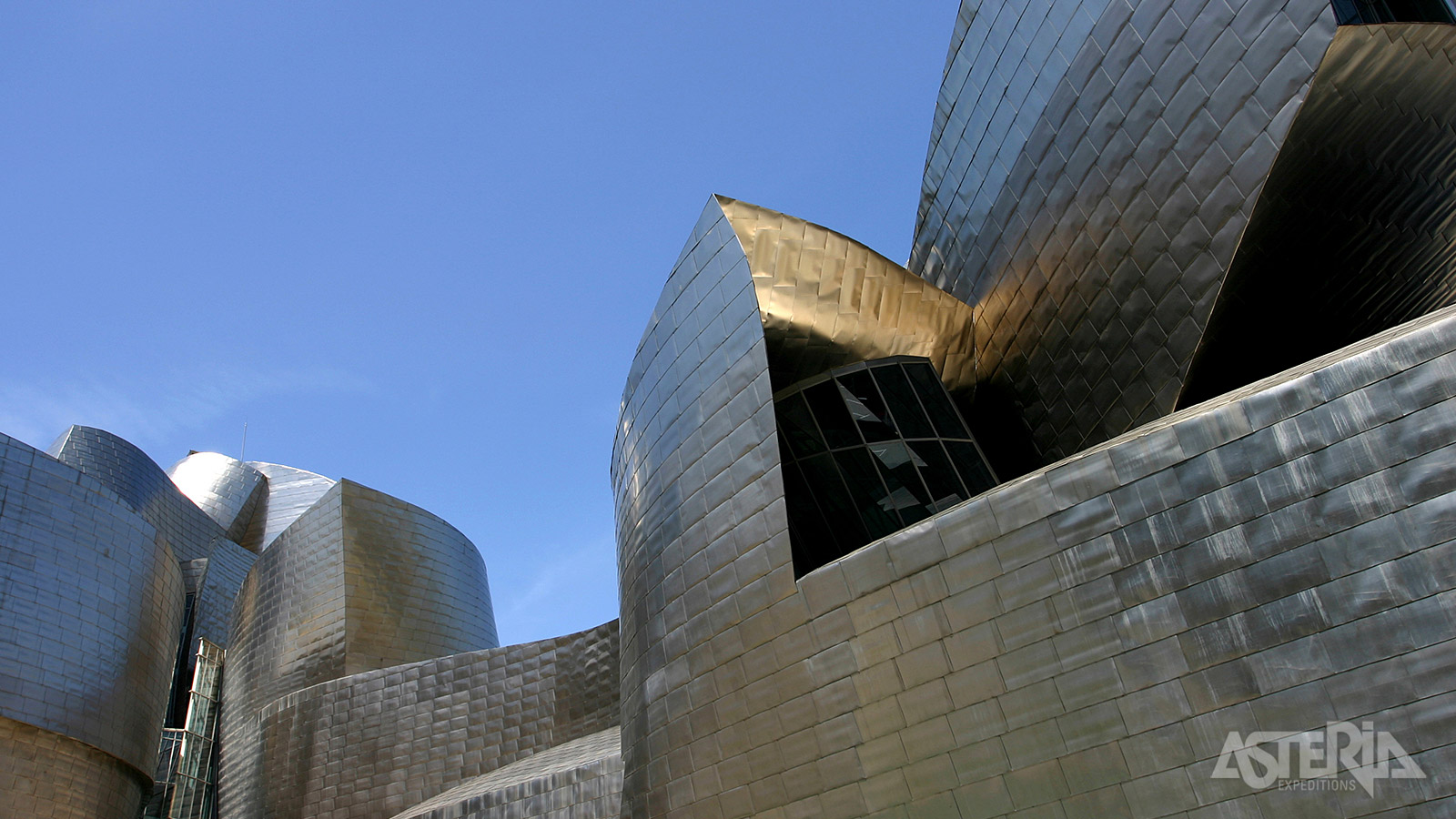 Het modernistisch ontwerp van het Guggenheim waarbij titaniumpanelen werd gebruikt, is van de hand van de Amerikaanse architect Frank Owen Gehry