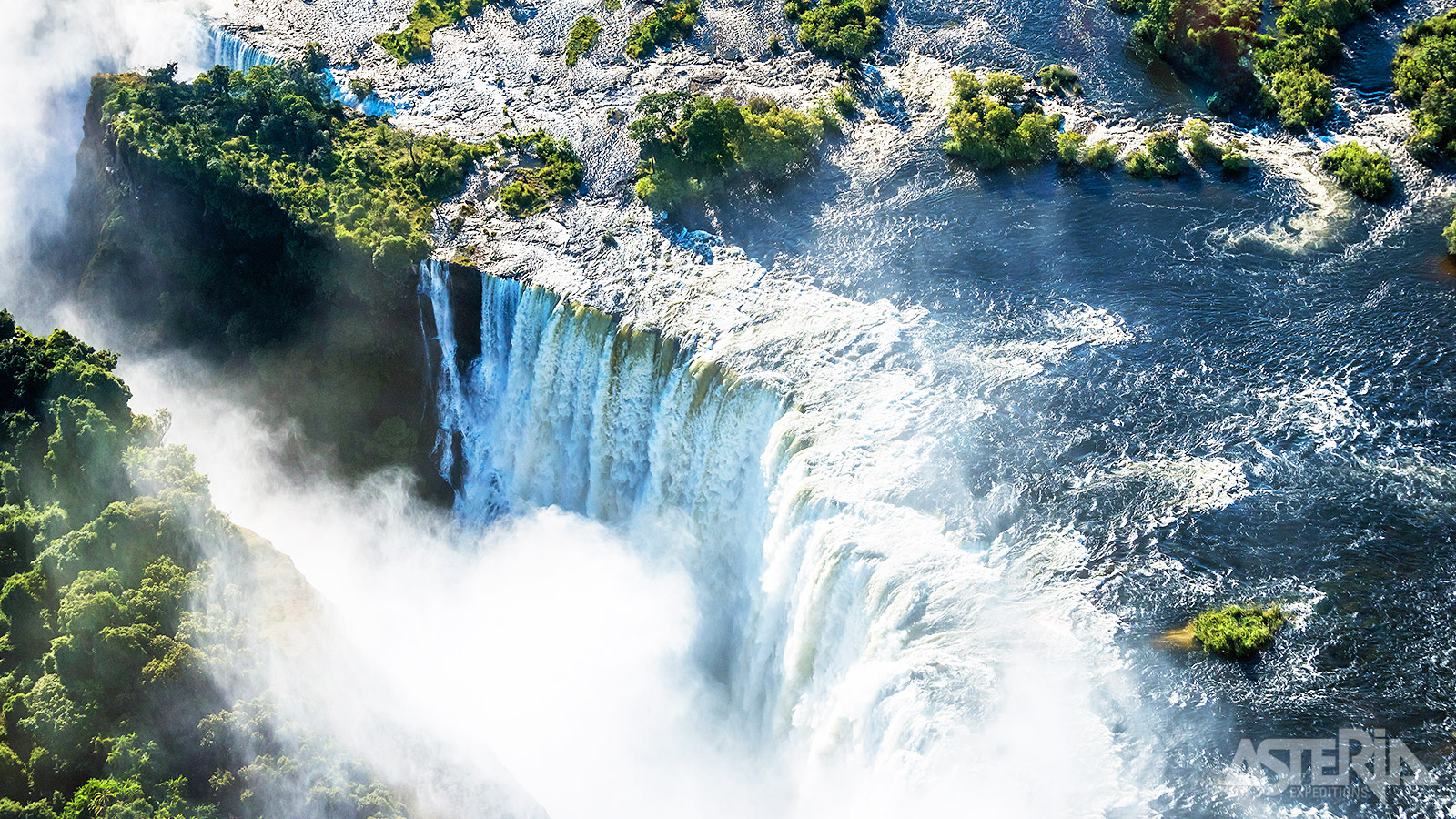 De indrukwekkende Victoria Falls vormen de ideale afsluiter van deze tentsafari