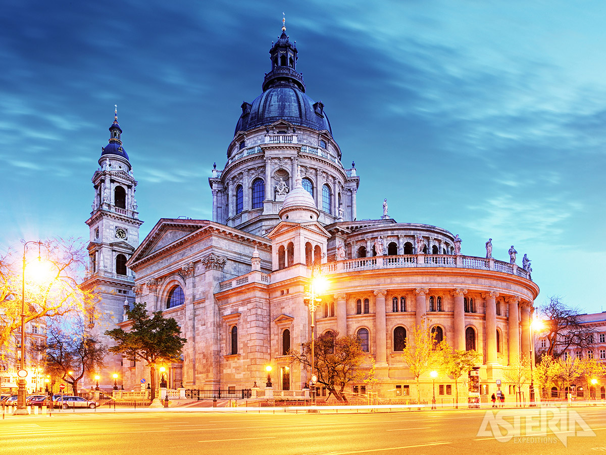 De prachtig herstelde Sint-Stefaan Basiliek is de grootste kerk van Budapest en biedt plaats aan 8.500 gelovigen