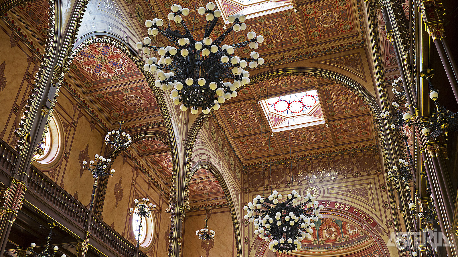 Het interieur van de Grote Synagoge is oriëntaals en rijk gedecoreerd