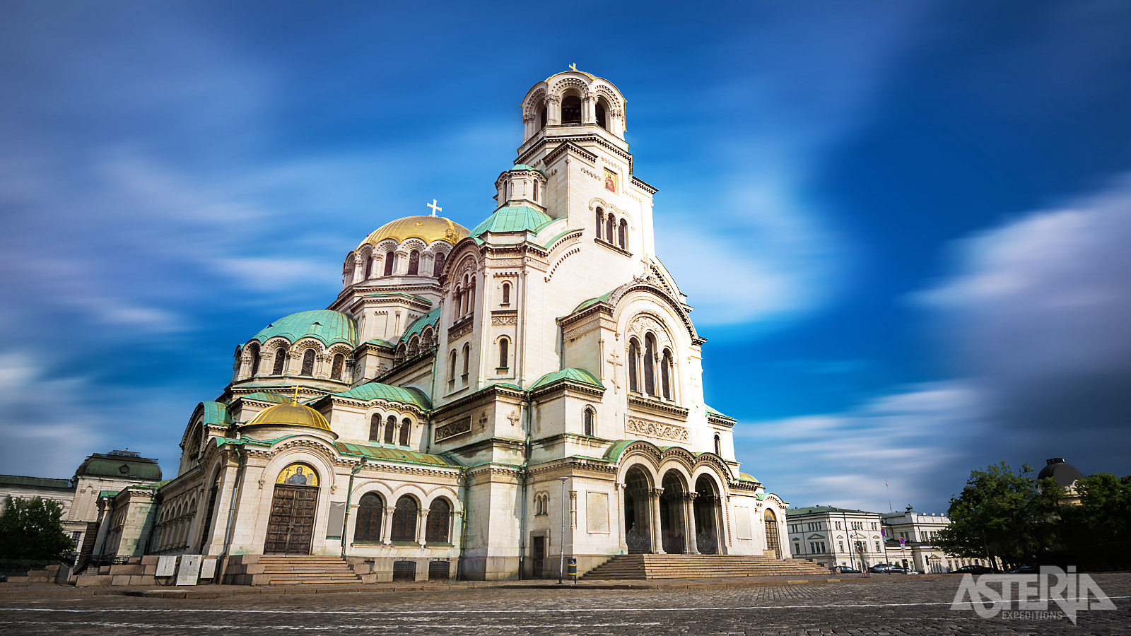 De Alexander Nevsky-kathedraal is gebouwd in neo-Byzantijnse stijl, kenmerkend voor veel orthodoxe kerken in Oost-Europa