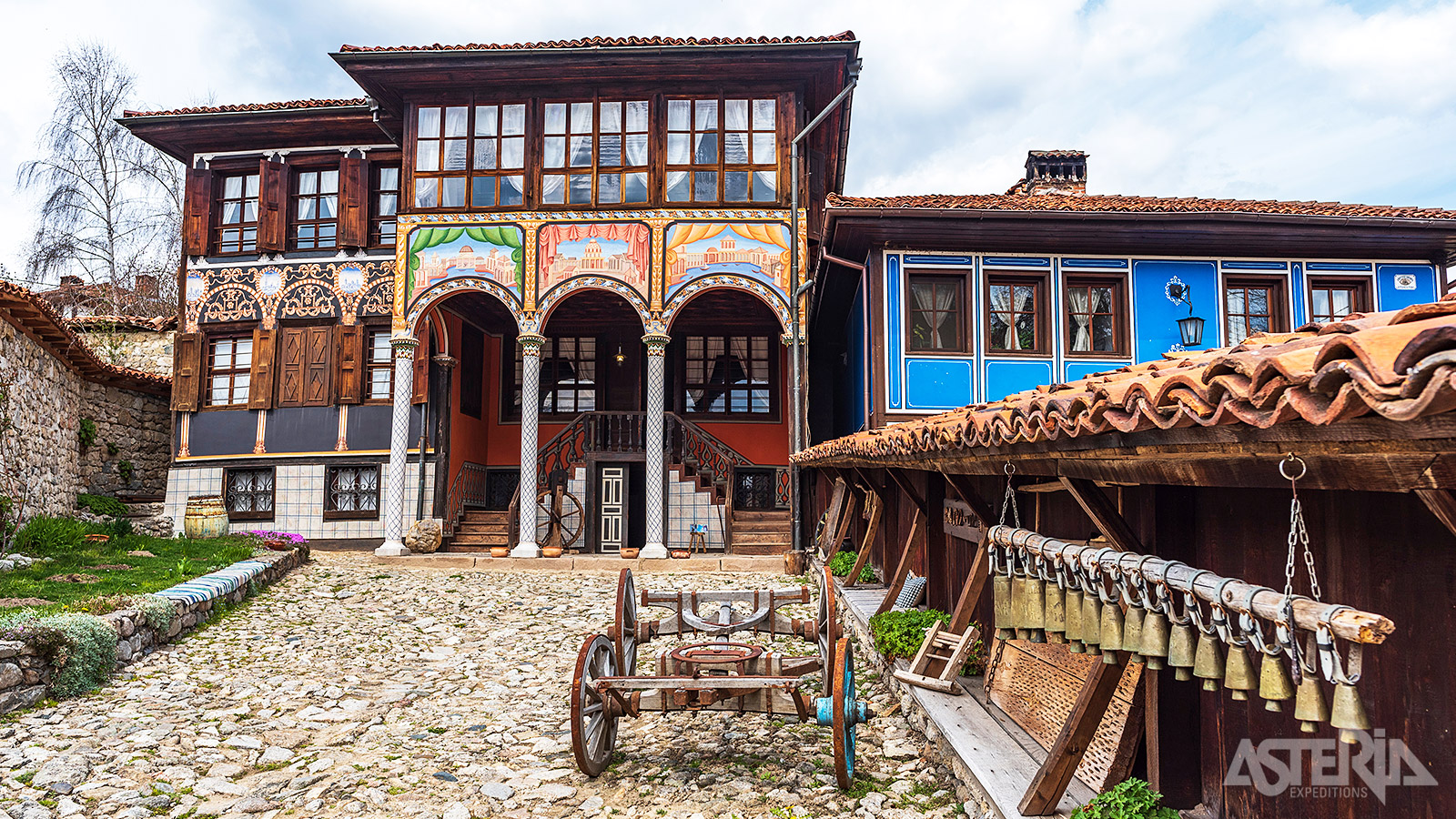 Koprivshtitsa staat bekend om zijn goed bewaarde Bulgaarse renaissance architectuur, met karakteristieke houten huizen met veranda’s en gekleurde gevels