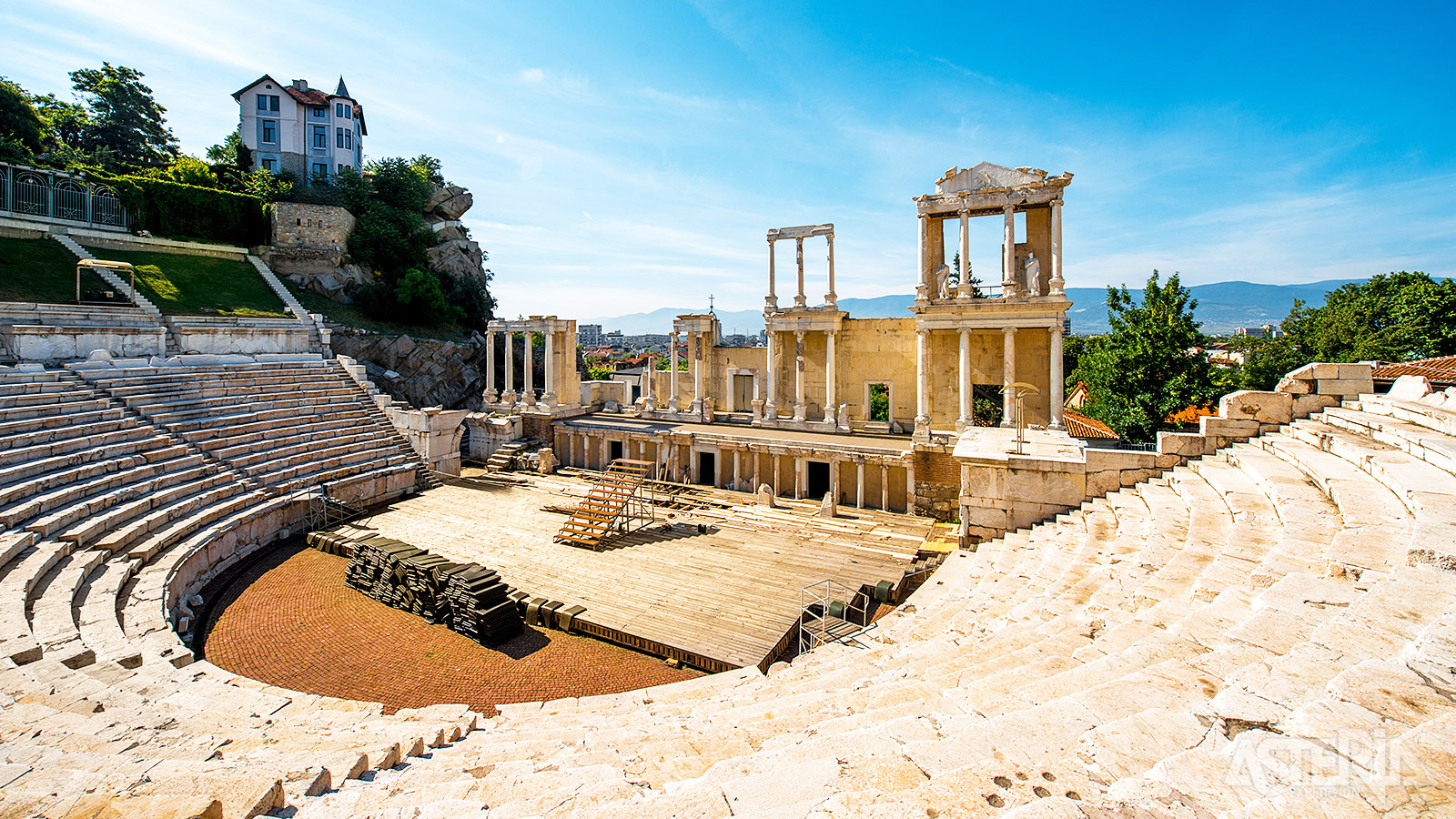 Plovdiv staat bekend om zijn goed bewaarde historische gebouwen, waaronder het oude Romeinse theater