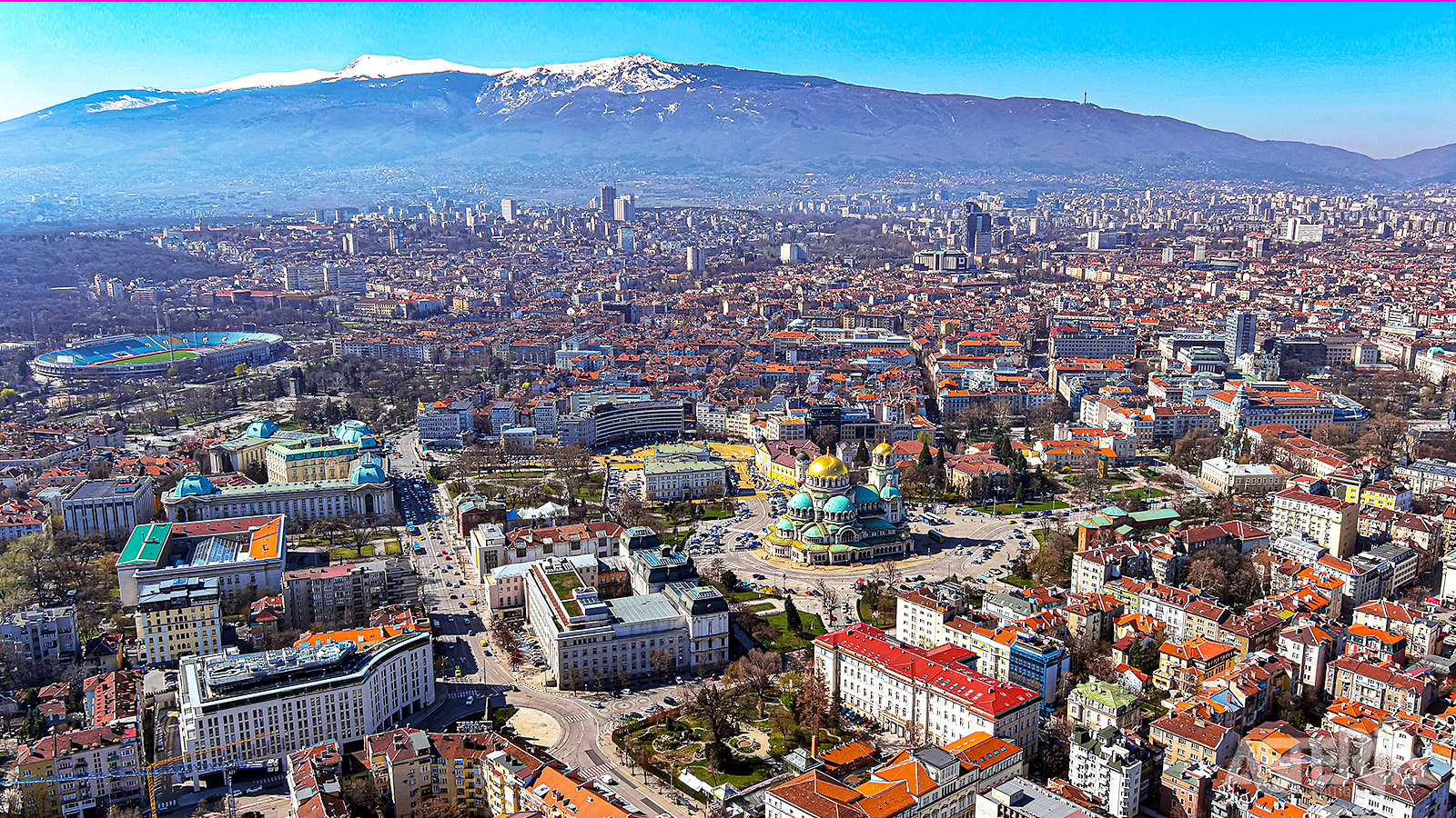 De hoofdstad Sofia ligt aan de voet van de berg Vitosha, op het kruispunt tussen het Westen en het Nabije Oosten