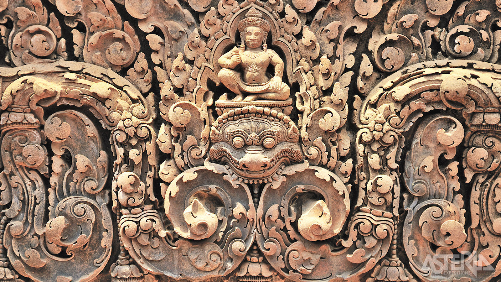 Gedetailleerd beeldhouwwerk op één van de tempels