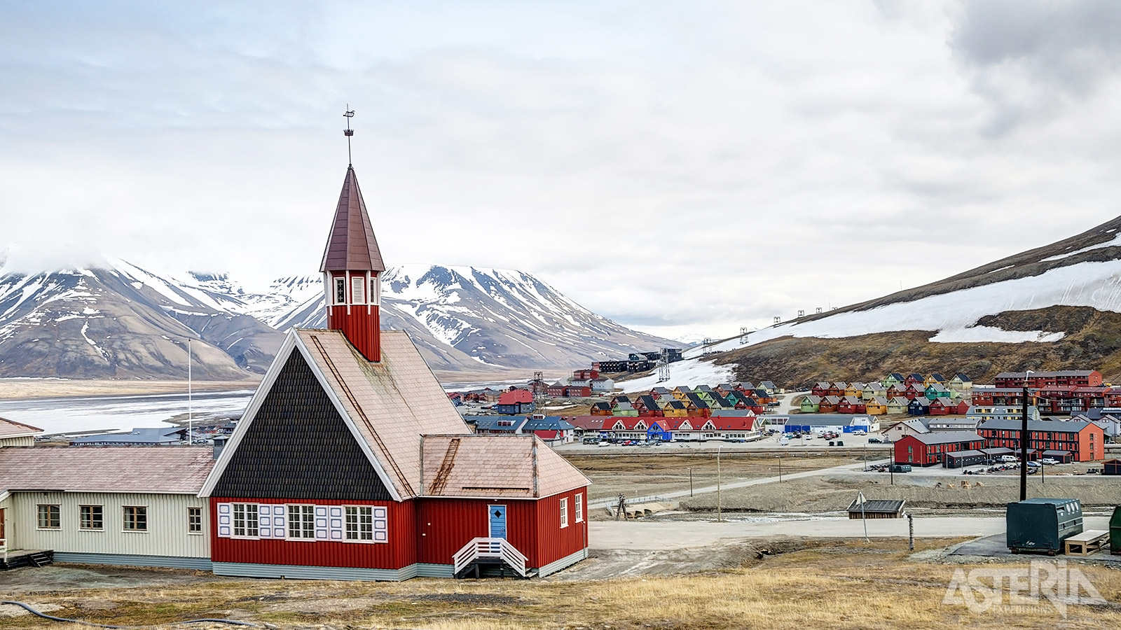 Op amper 5 minuten wandelen van de hoofdstraat van Longyearbyen vind je de rode Svalbard Kirke