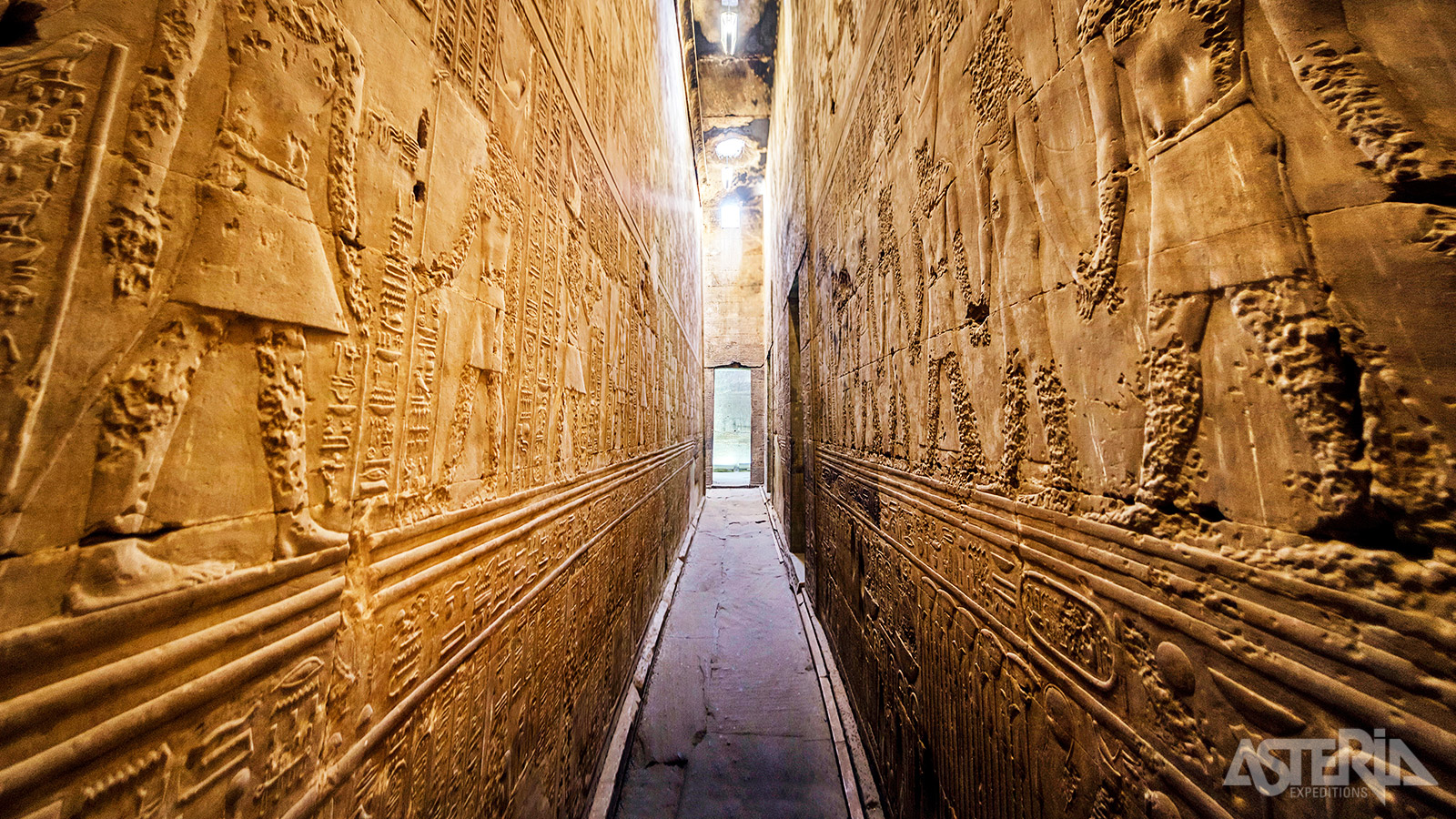 Het interieur van de tempel van Horus is rijkelijk versierd met goed bewaarde hiërogliefen en reliëfs