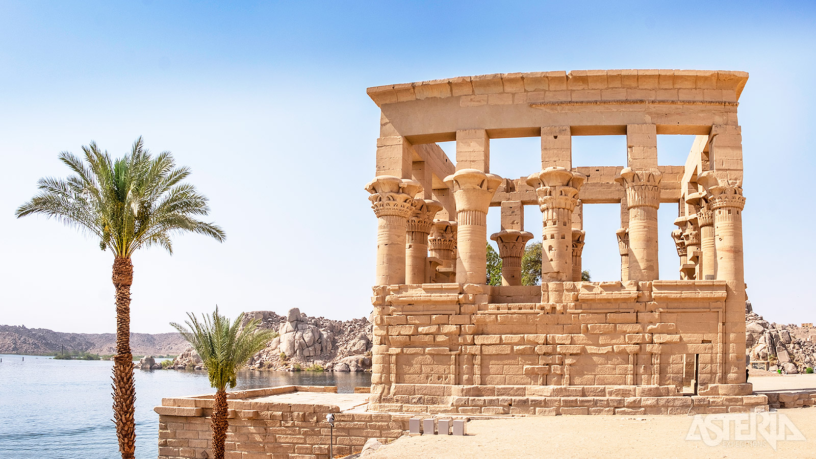 De Tempel van Philae, gelegen op een eiland in de Nijl, is een prachtig voorbeeld van Egyptische architectuur, gewijd aan de godin Isis