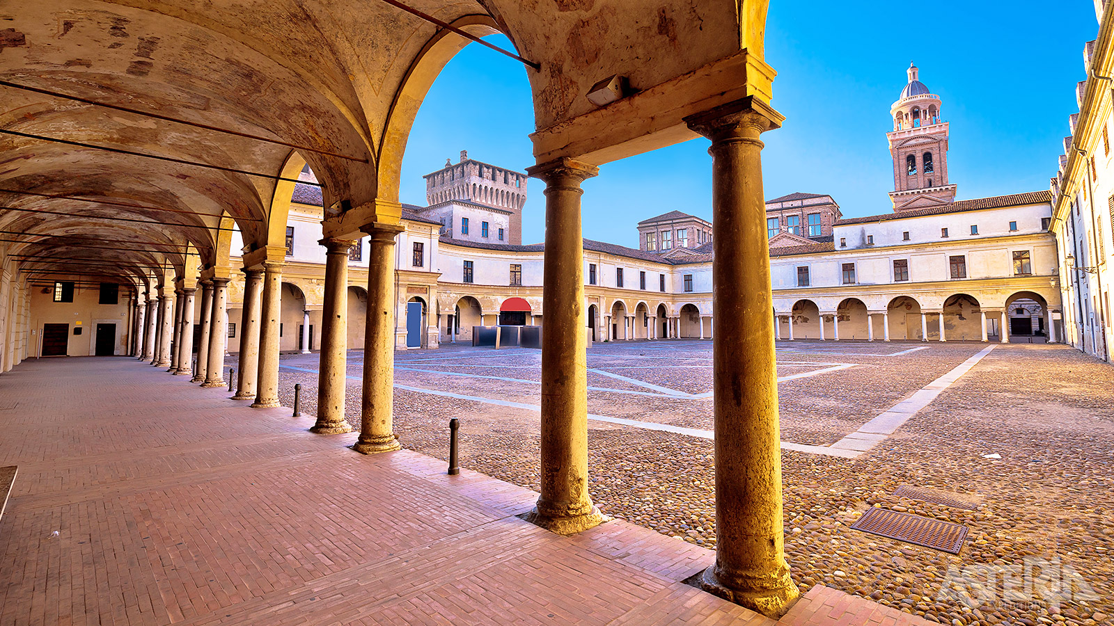 Wanneer je door smalle steegjes en onder de verschillende bogen van Mantova loopt, ontdek je tal van palazzi, kerken, binnenplaatsen en standbeelden