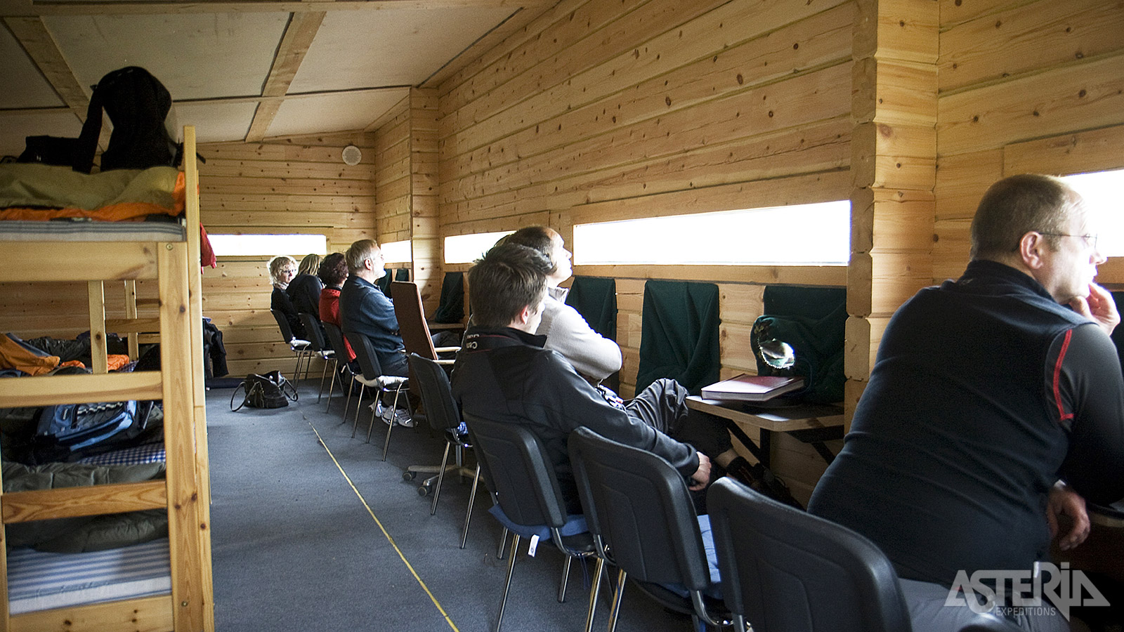 Vanuit één van de observatiehutten kan je vanop de eerste rij beren observeren