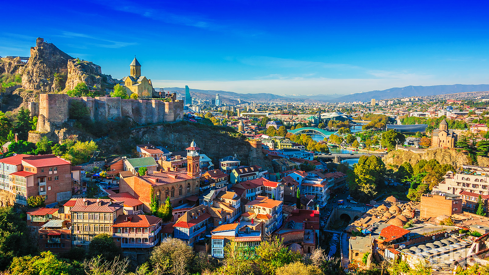 De Georgische hoofdstad Tbilisi wordt gekenmerkt door felgekleurde torens, kleine straatjes, een bloeiende kunstscene en talrijke restaurantjes
