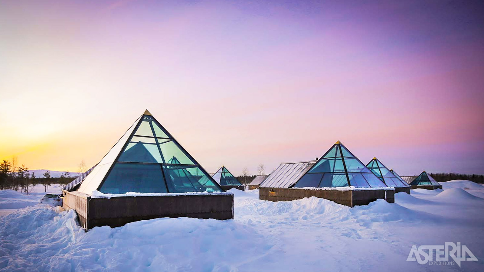 Je kan ook kiezen om één of meerdere nachten te logeren in een glazen piramide op wandelafstand van het hotel
