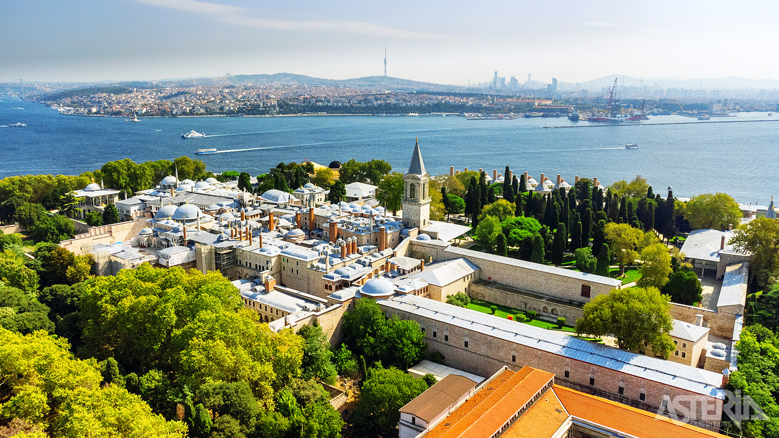 Het Topkapipaleis ligt op de Sarayburnu, een prominente landtong waar de Bosporus, de Gouden Hoorn en de Zee van Marmara samenkomen