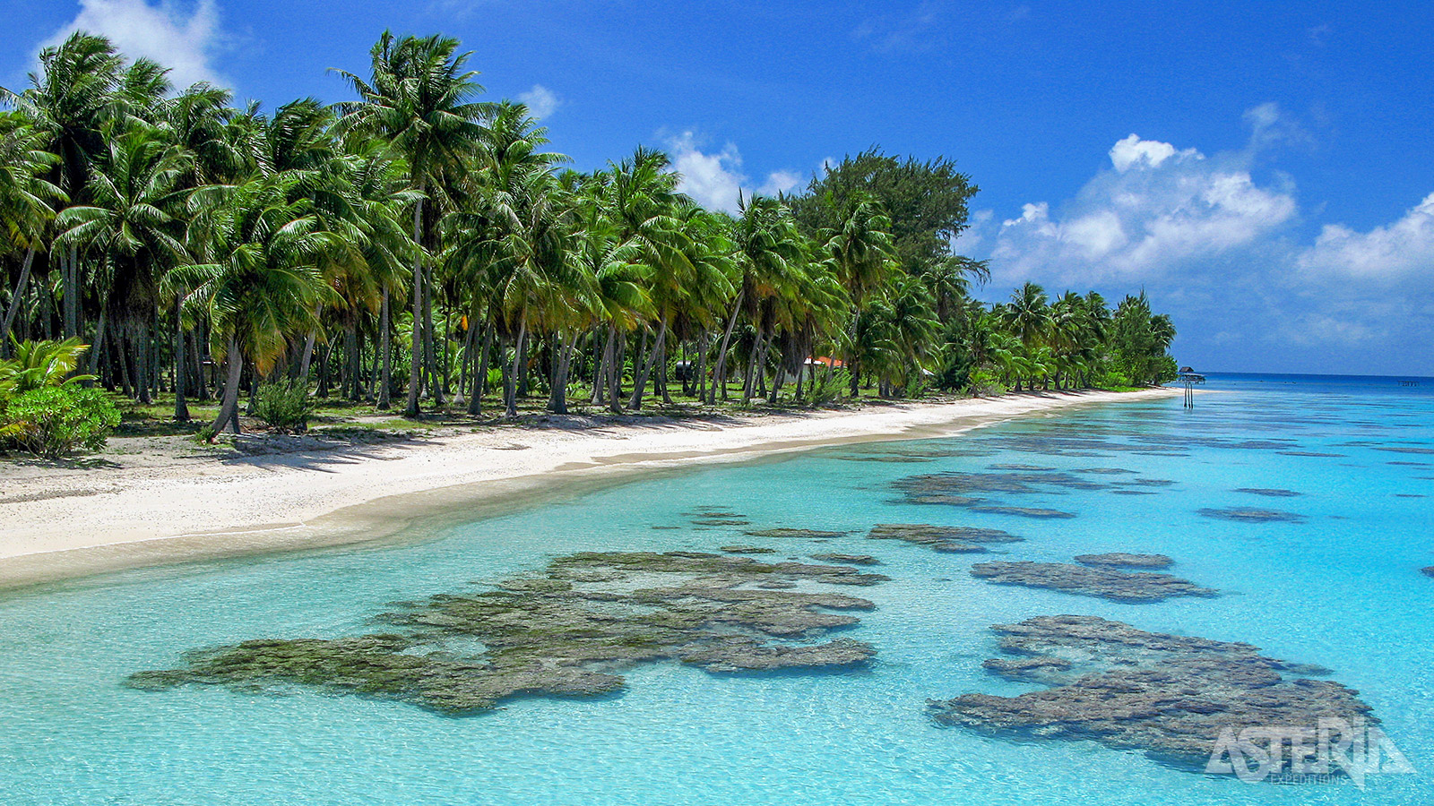 Fakarava met een lengte van 60km en breedte van 25km, is het op één na grootste atol van Frans-Polynesië
