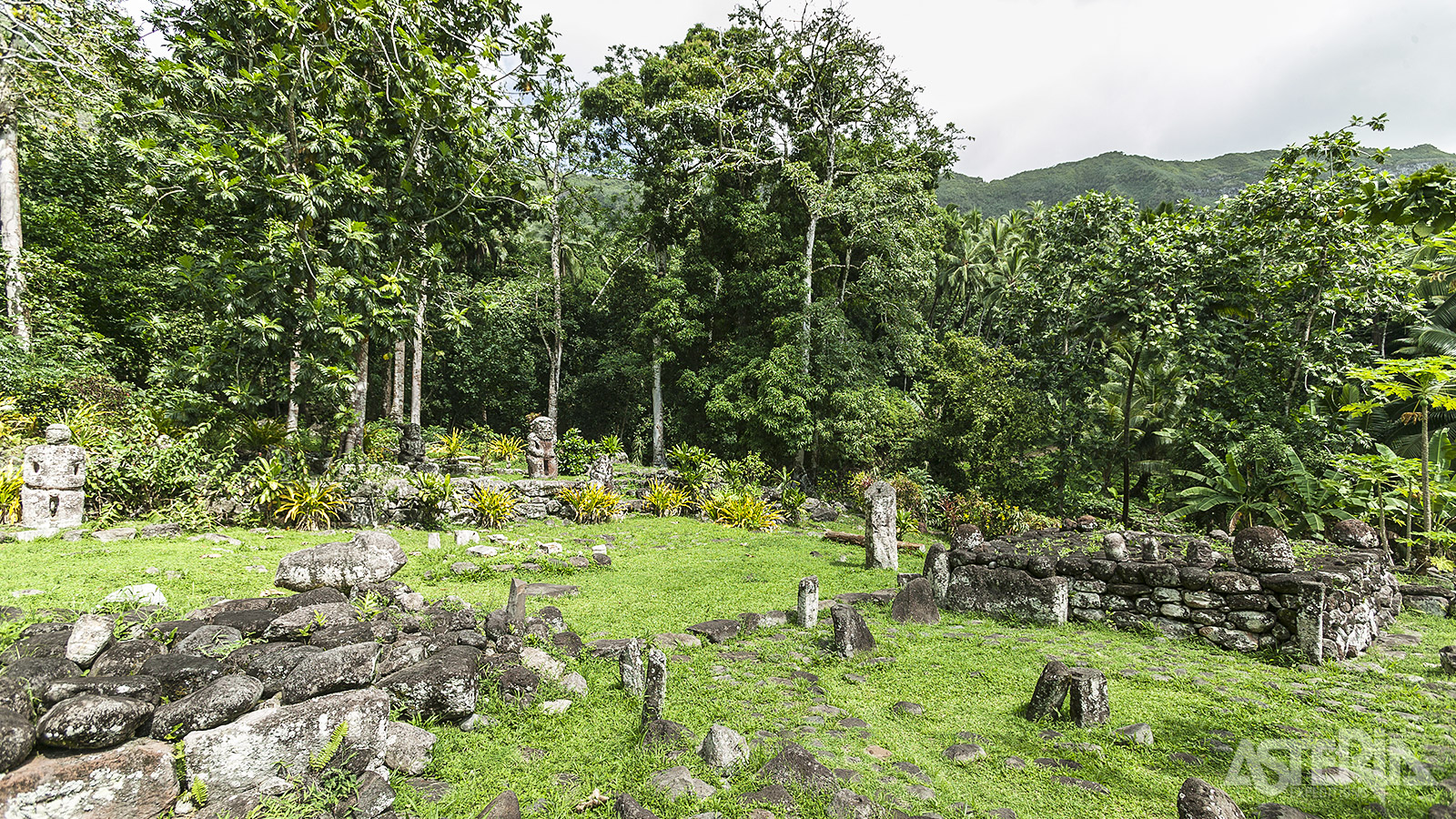 Op Nuku Hiva vind je ook tempelruïnes en typische tiki-beelden