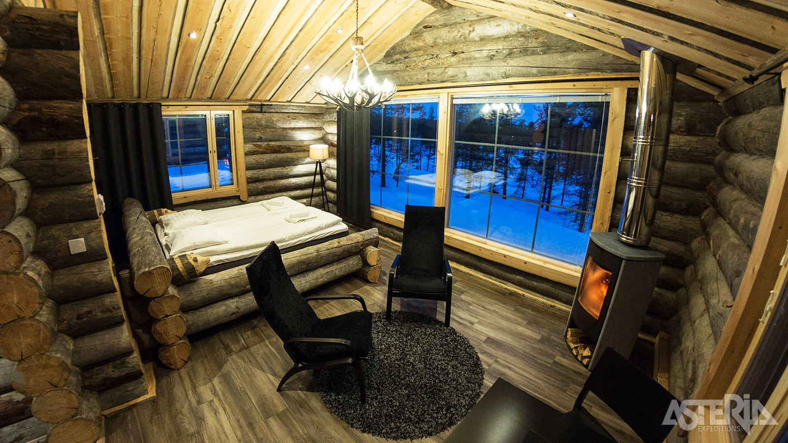 De traditionele Finse stijl vind je ook terug binnenin een Panorama Log Cabin