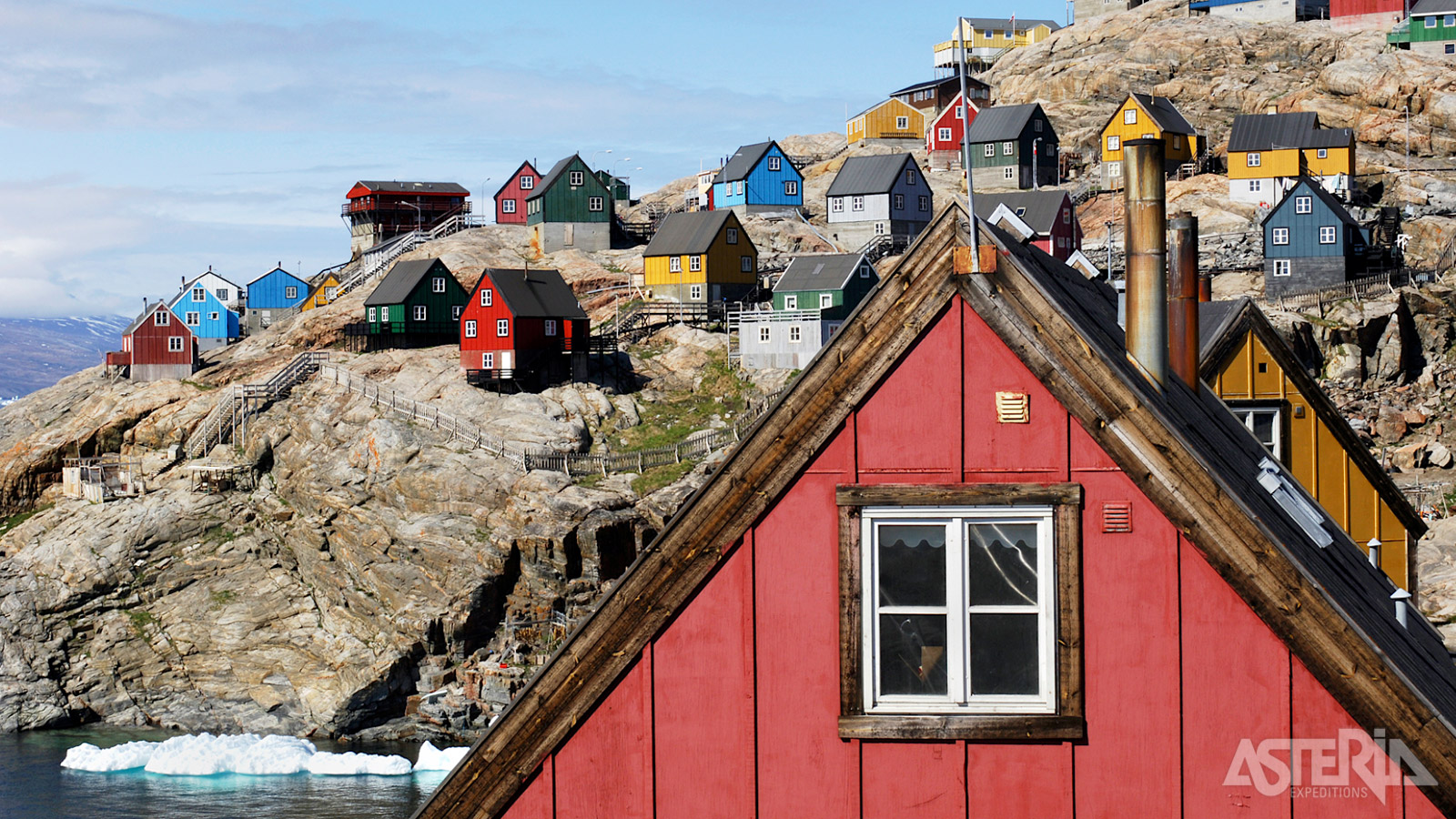 Ittoqqortoormiit betekent bewoners van het grote huis in het Oost-Groenlands dialect