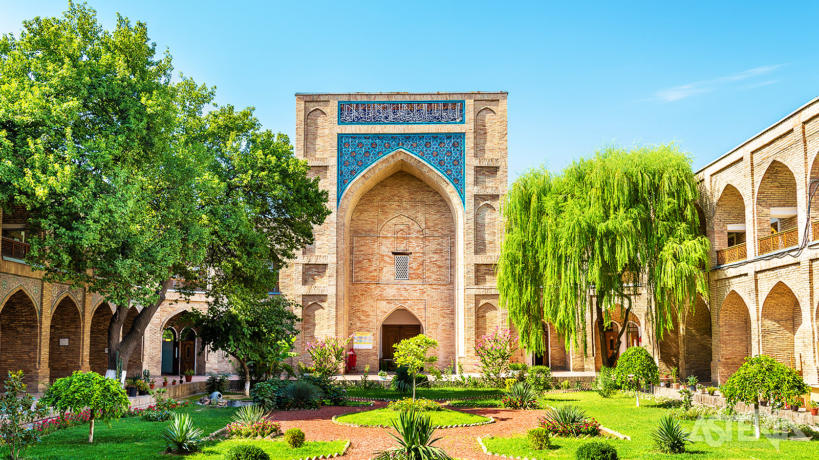 Een andere parel in Tasjkent is de Kukeldash Madrassah uit  1570 en opgebouwd uit gele bakstenen