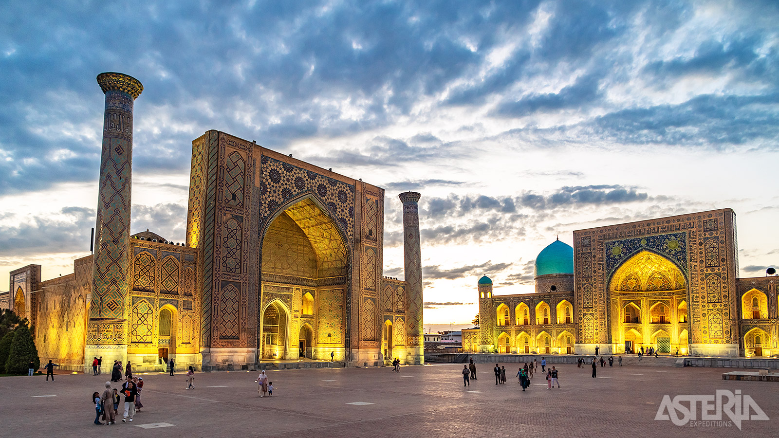 Het Registanplein in het historische hart van Samarkand wordt omringd door 3 madrassa’s