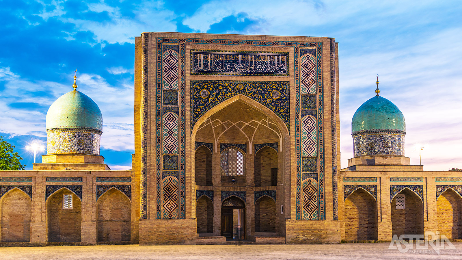 Het prachtige Khast Imam complex in Tasjkent omvat een madrassah, moskee  en mausoleum