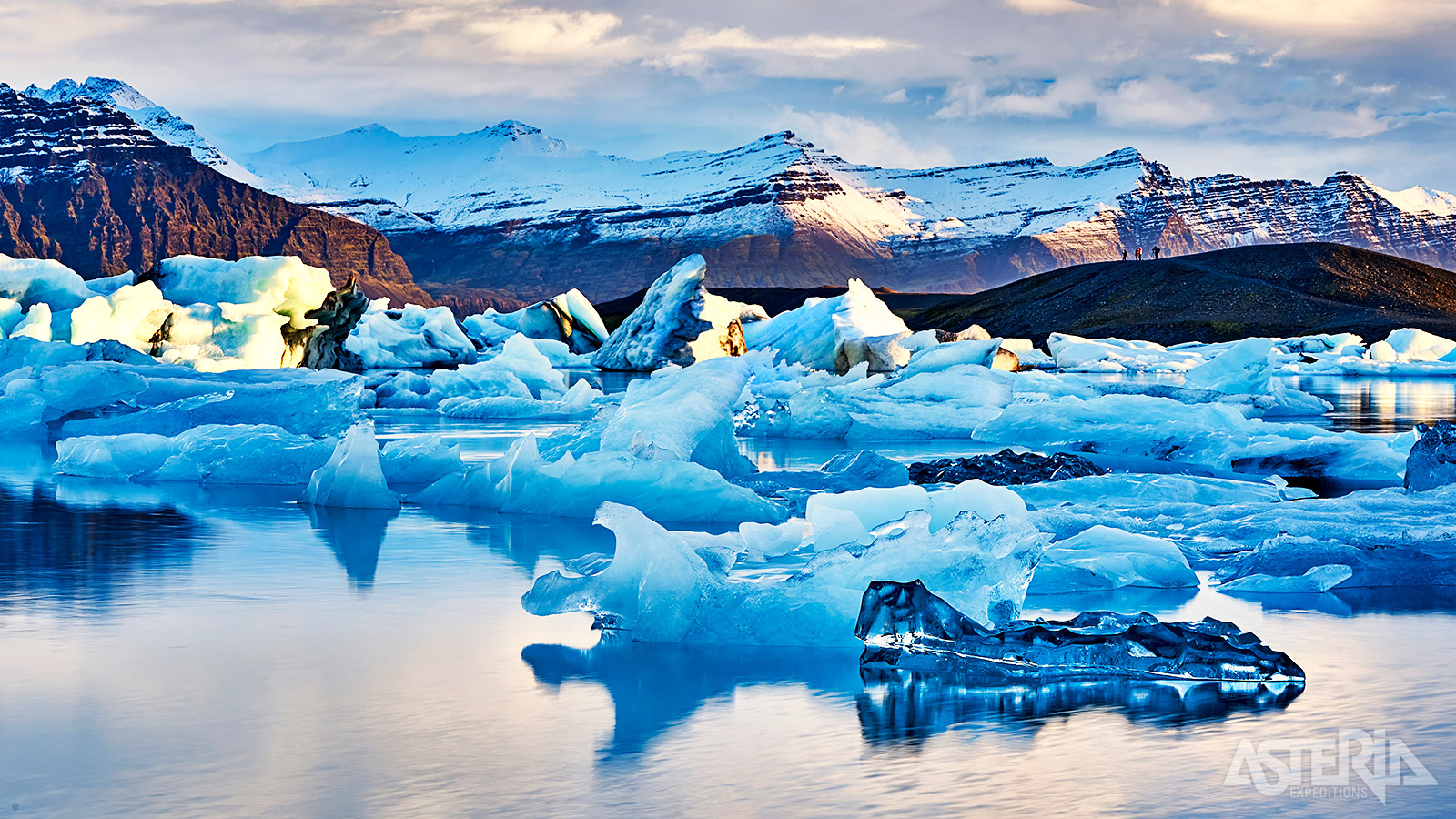 Het fotogenieke Jökulsárlón-meer staat bekend voor zijn imposante ijsschotsen van de Vatnajökull-gletsjer