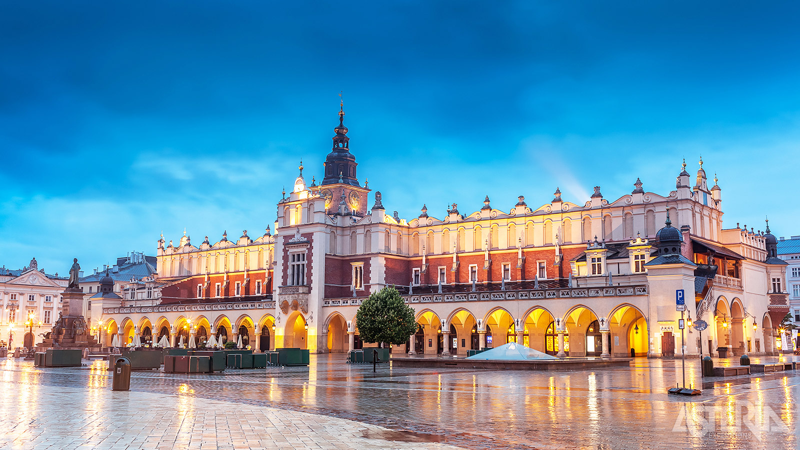 De vierkante Rynek Glówny is met een oppervlakte van 40.000m² één van de grootste middeleeuwse pleinen in Europa