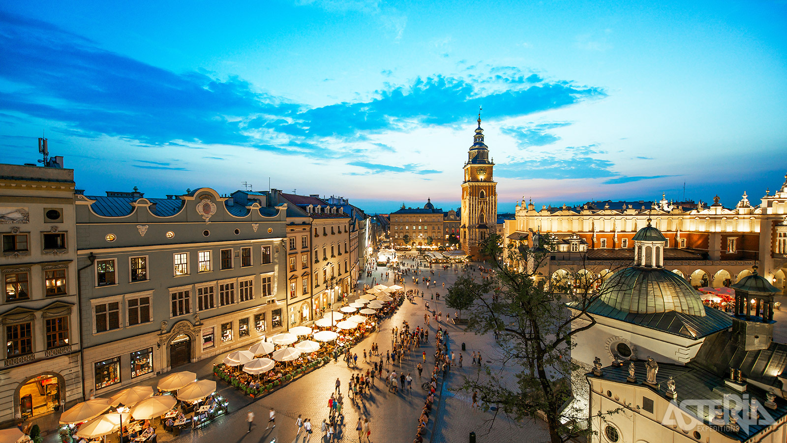 Rynek Glówny is niet alleen het geografische centrum van Krakau, maar ook een belangrijk symbool van de Poolse geschiedenis en cultuur