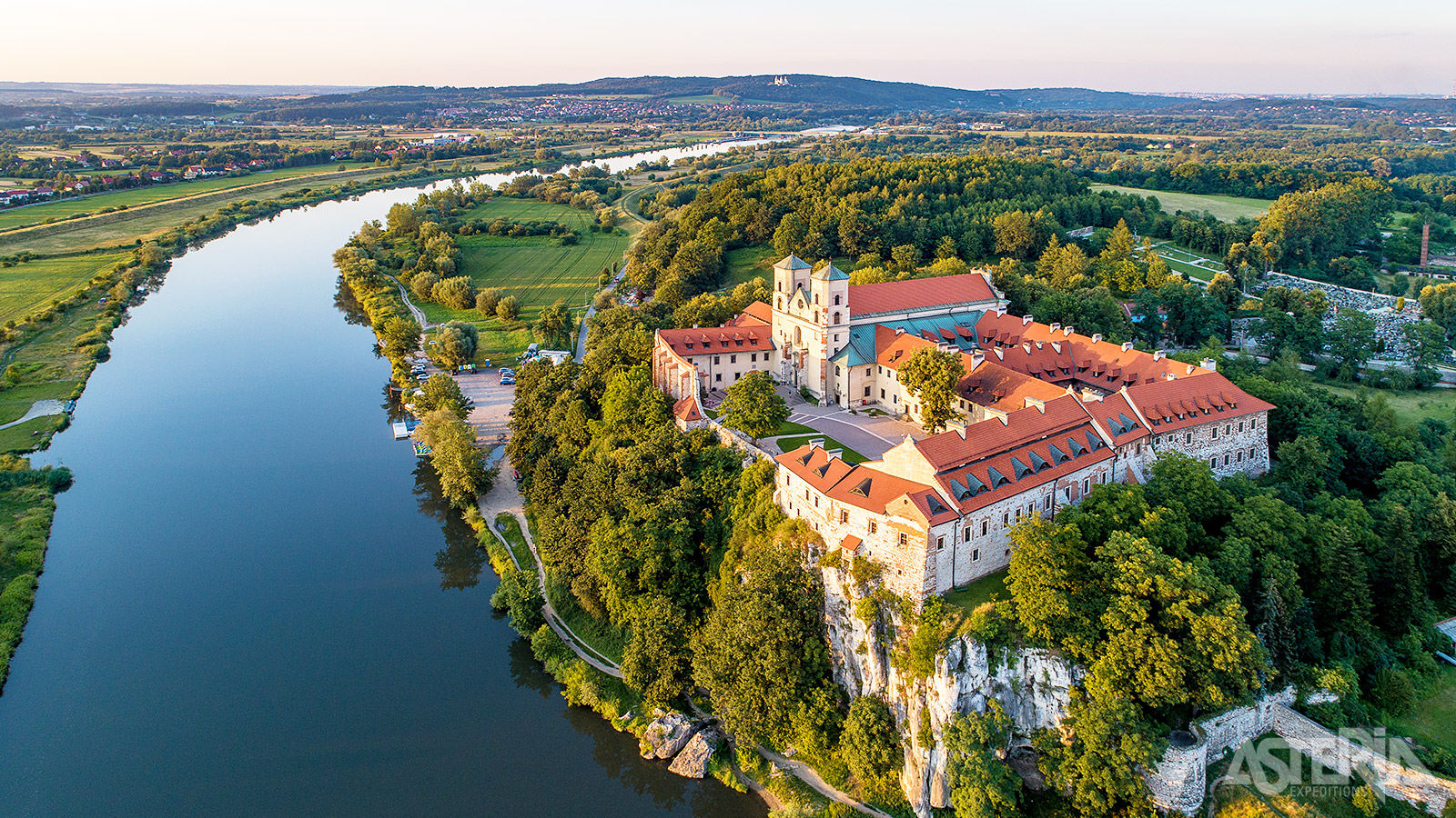 Het Tyniec klooster, officieel bekend als het Benedictijnenklooster van Tyniec, is één van de oudste en meest prominente kloosters van Polen