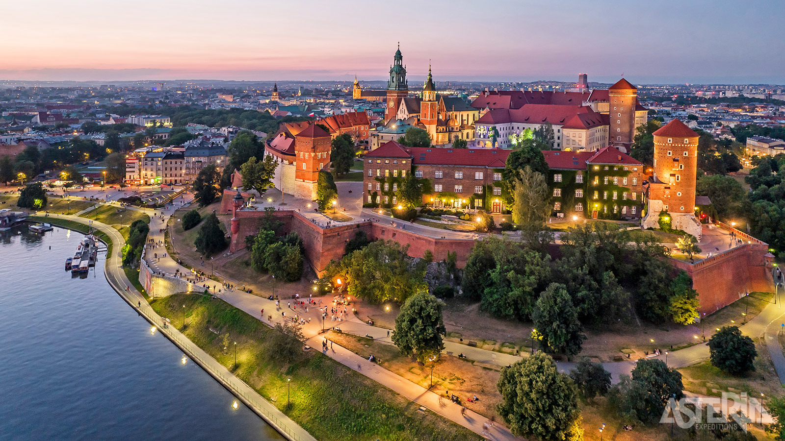 De Wawel-burcht is een historisch en cultureel icoon met een rijke geschiedenis die teruggaat tot de vroege middeleeuwen