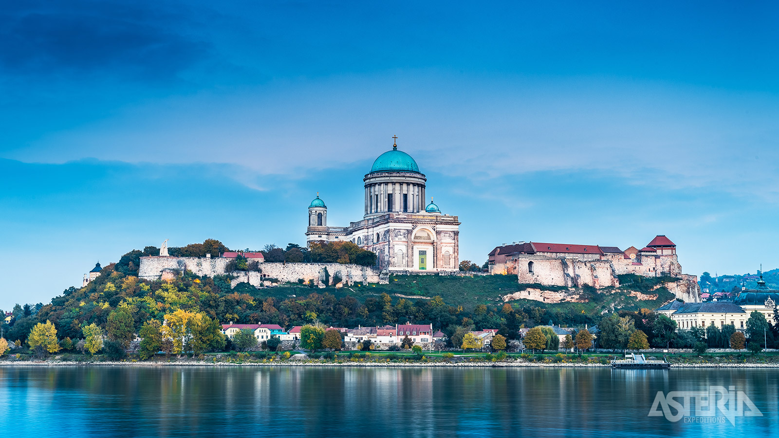 De enorme Basiliek van Esztergom is van mijlenver te zien en bepaalt de skyline van de stad