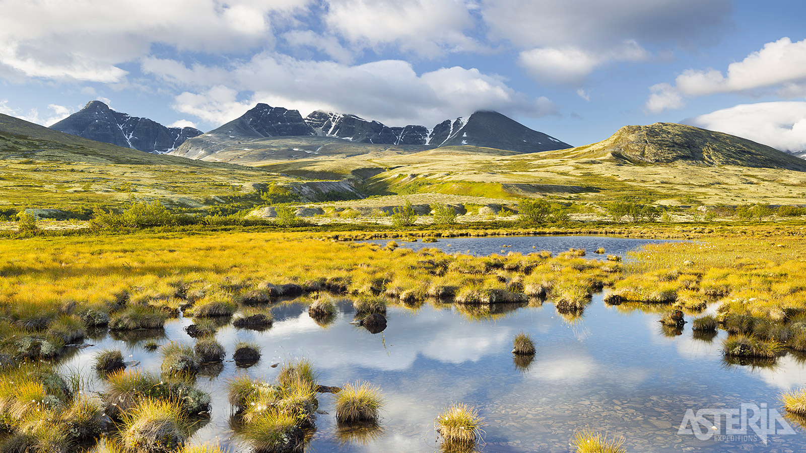 Het Rondane Nationaal Park wordt gekenmerkt door hoge plateaus, diepe valleien  en talrijke kleine meren.