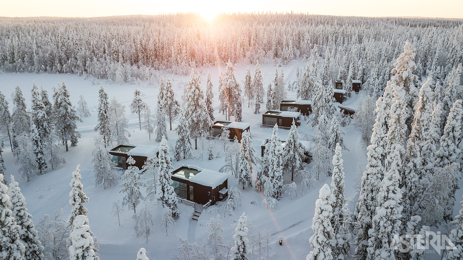 Deze unieke glazen villa’s zijn zeer rustig gelegen aan de oever van het Rukajärvi-meer