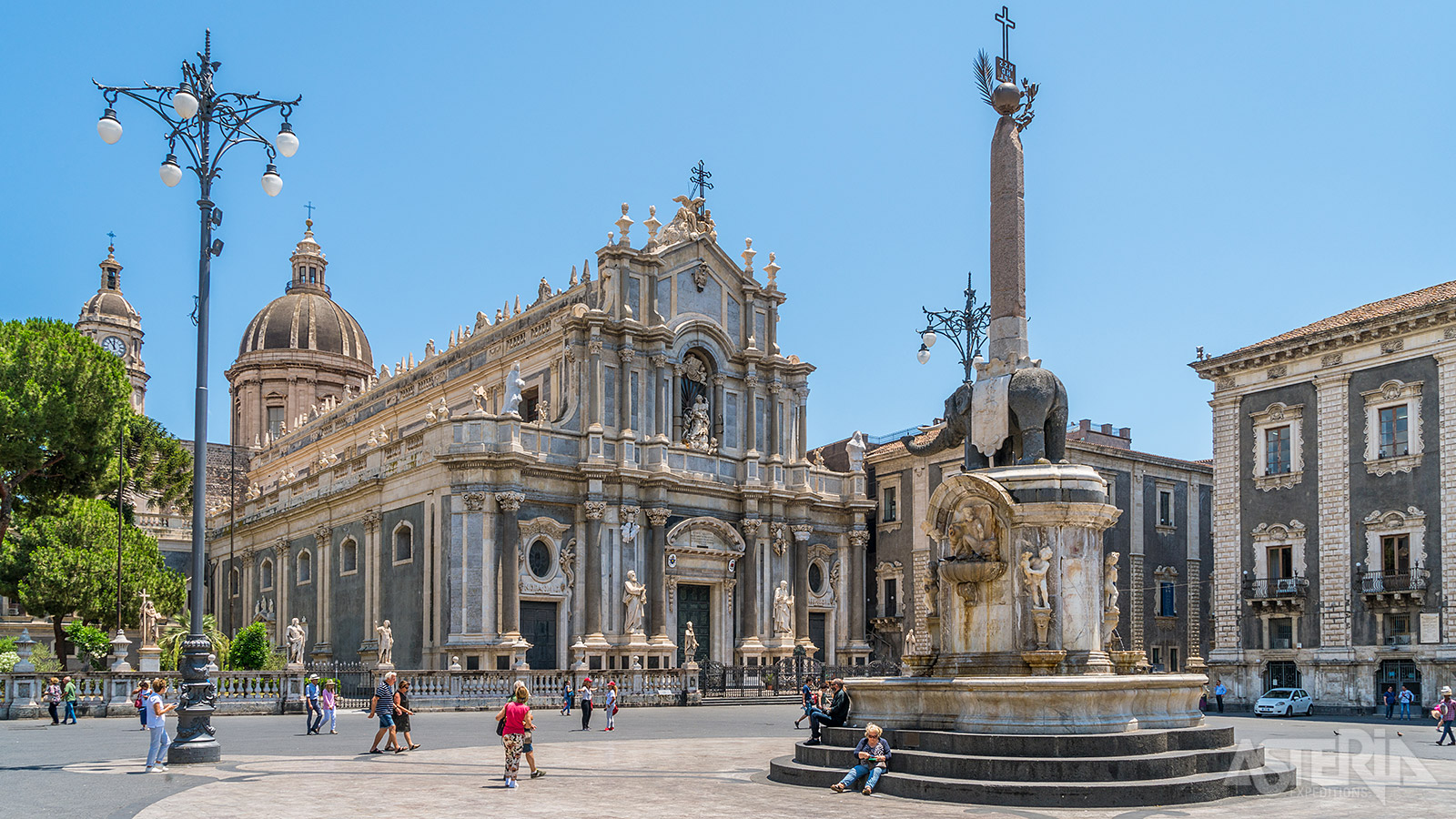 Het Piazza del Duomo met de olifantenfontein, het symbool van de stad Catania