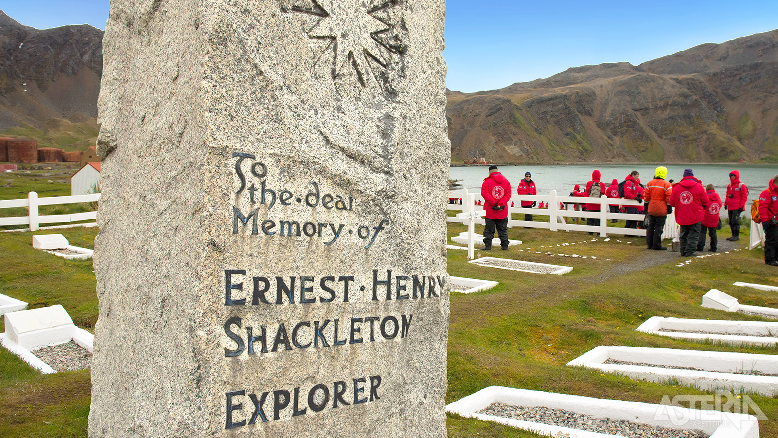 Het graf van Shackleton in Grytviken dient als een eerbetoon aan de moedige ontdekkingsreiziger en zijn epische Antarctische expedities