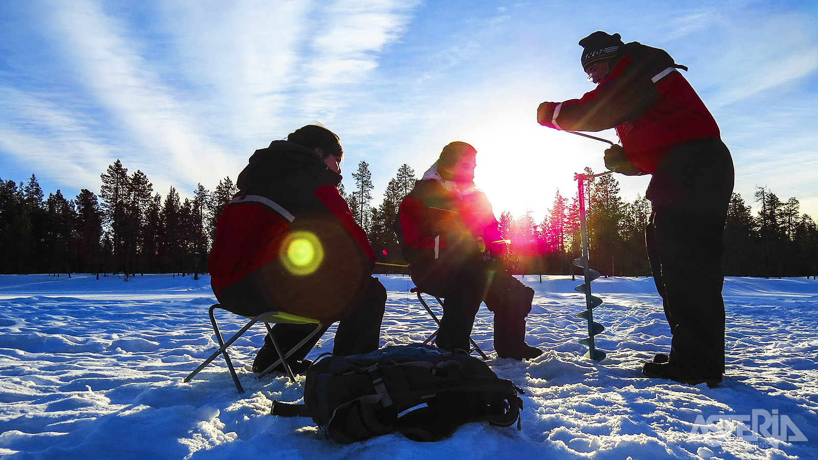 Een partijtje ijsvissen op een bevroren meer, zowat de nationale sport in Finland