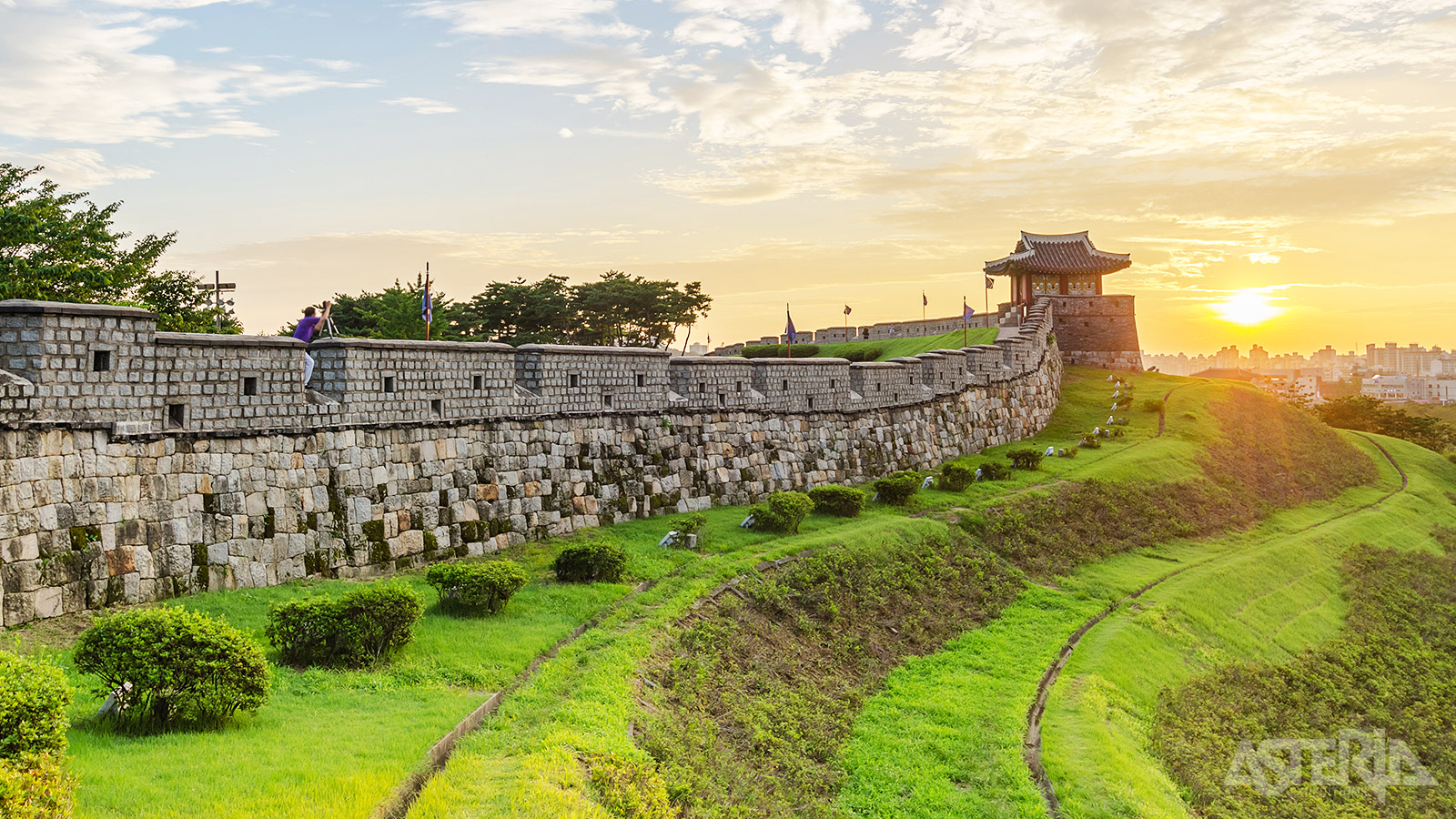 Het indrukwekkende Hwaseong-fort met zijn 6 km vestingmuren, 4 poorten, verschillende bastions en diverse torens